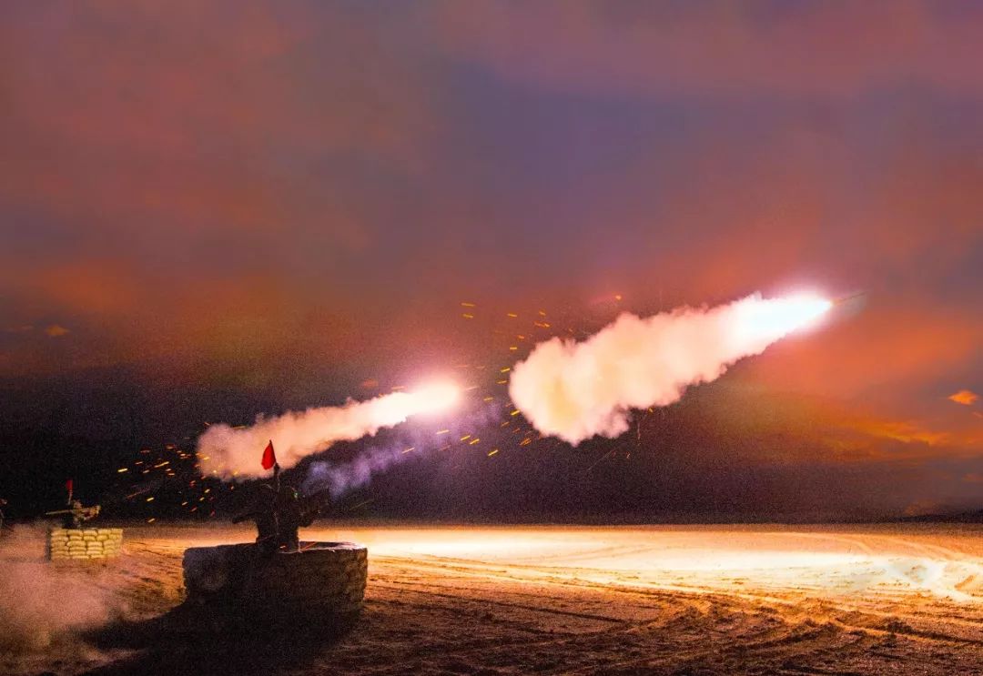 陆军防空兵平沙无垠听剑啸强弓满弦射天狼
