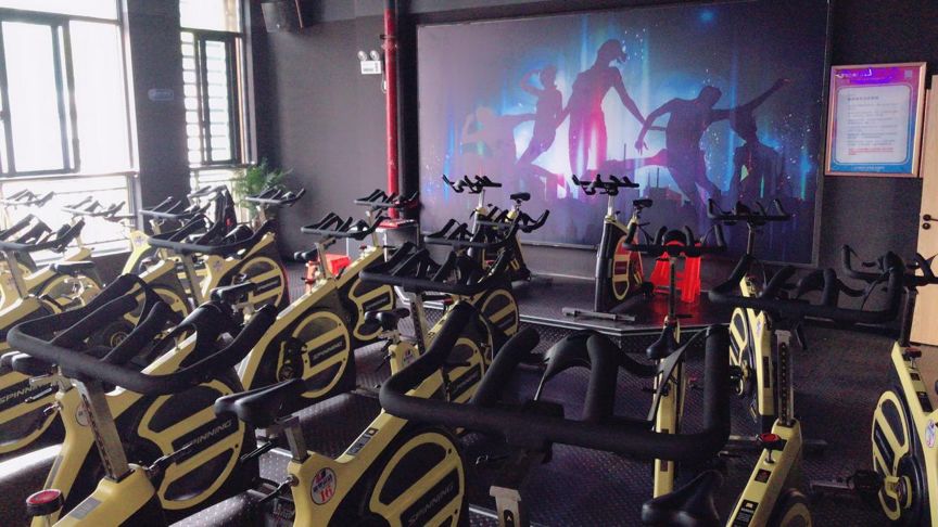 蓝堡运动临安店运动没有你想的那么难来这里就能享受健身的乐趣