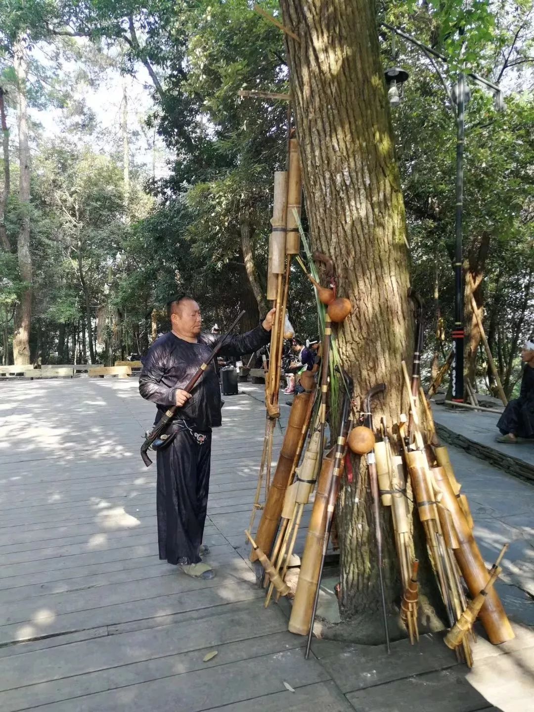 岜沙苗寨的许多汉子出门总带两支枪一枝火枪一枝烟枪他们的绝活就