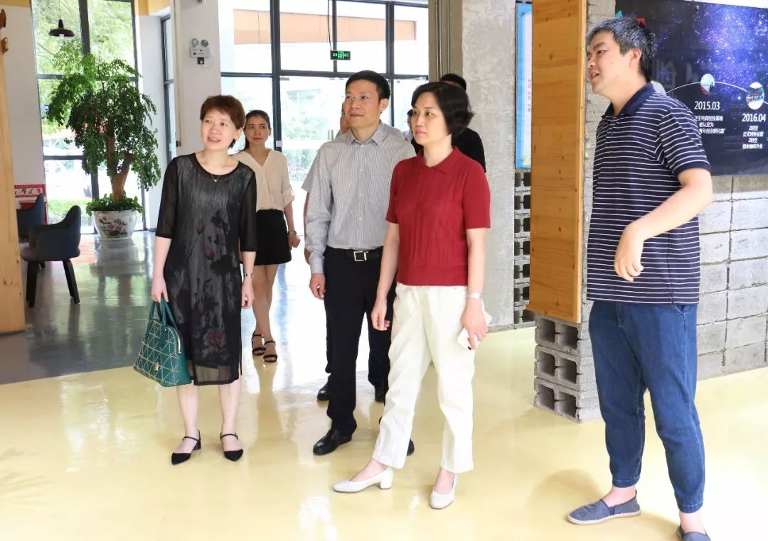 在卓尔青年汇,胡素文实地查看卓尔青年汇新阶层统战工作实践创新基地