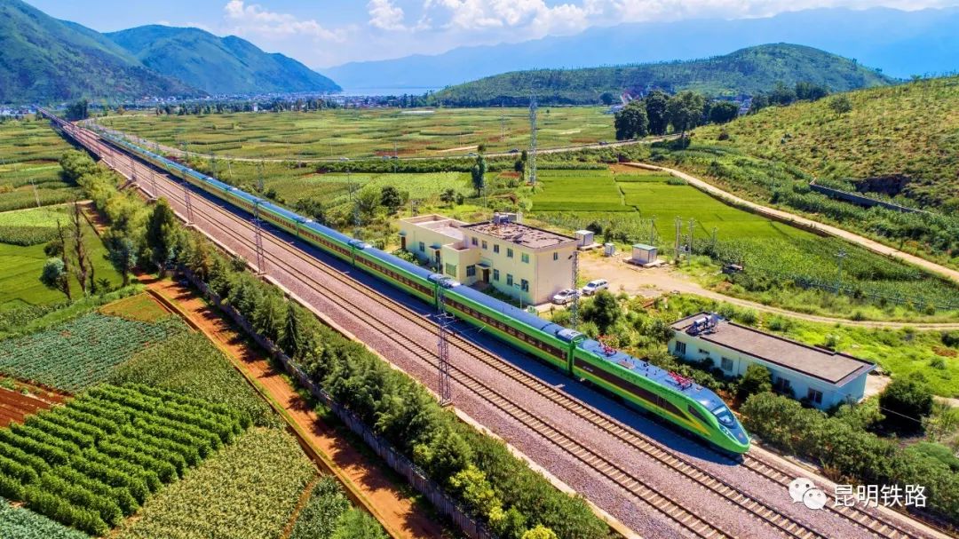 大理至丽江首趟"复兴号"动车"开跑"