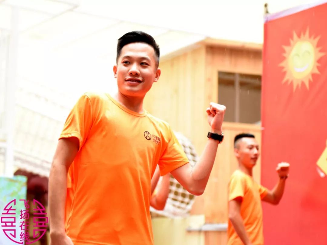 这群博白人一早就来到这里看帅哥美女演出的心连下雨都不顾