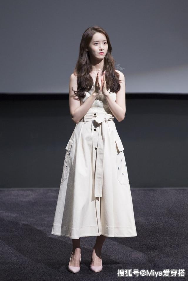 林允儿生图也耐看,抹胸吊带连衣裙太清纯,看不出已经30了_身材