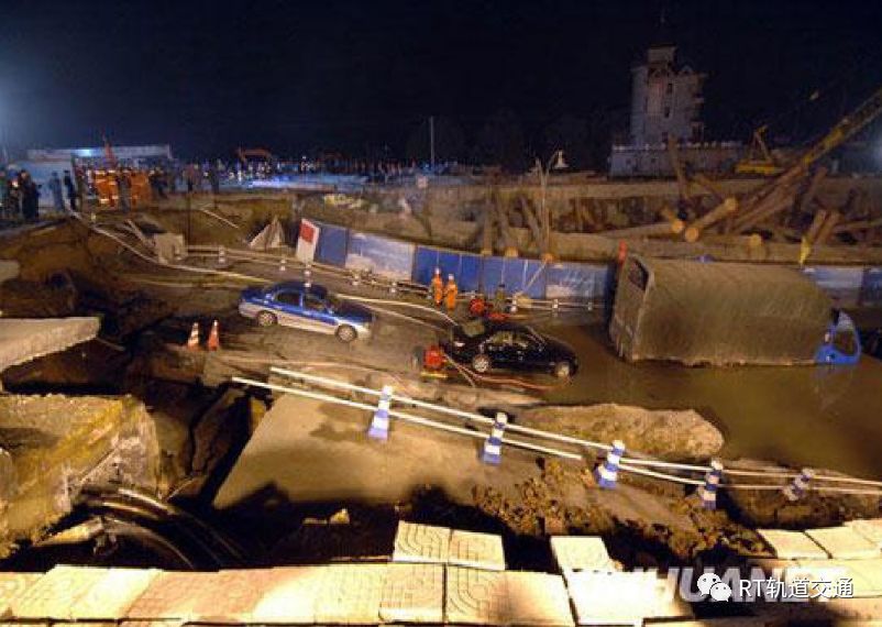 杭州风情大道地铁施工工地发生大面积地面塌陷事故.
