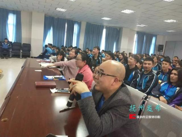 一中的化学老师,毕业班的班主任周永桂,克州二中今年这届"江西班"通过