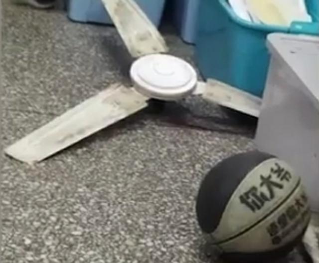 河南洛阳一教室电扇掉落一学生被砸学校要记住注意学生安全