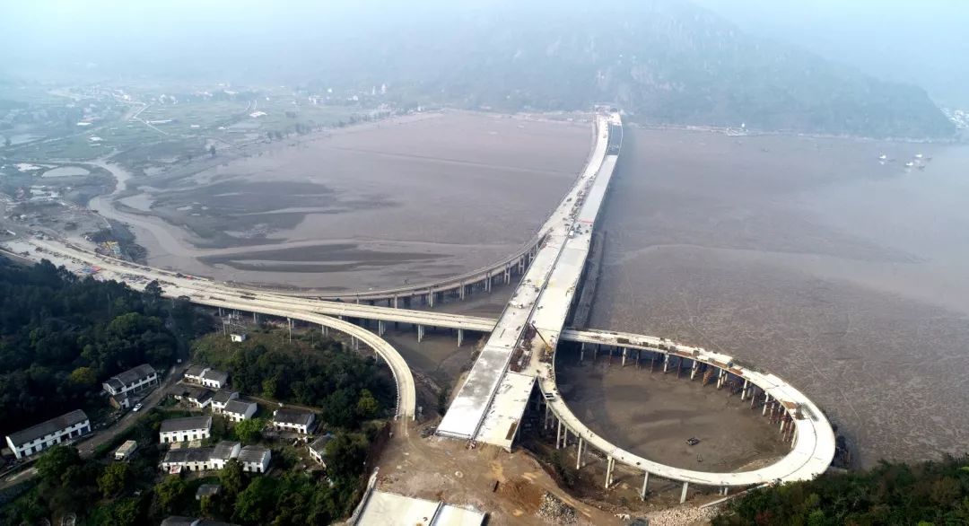 8月15日晚上8点,甬台温高速公路复线温州瑞安至苍南段工程主线双向