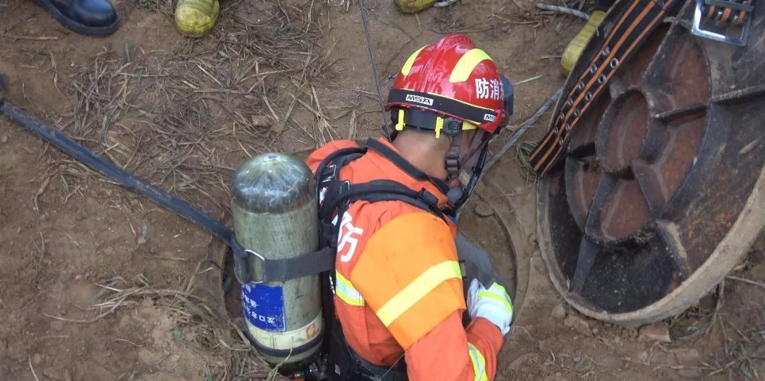 由于管道口狭小,身背救援器材的消防员根本无法进入,迟洪刚不顾危险