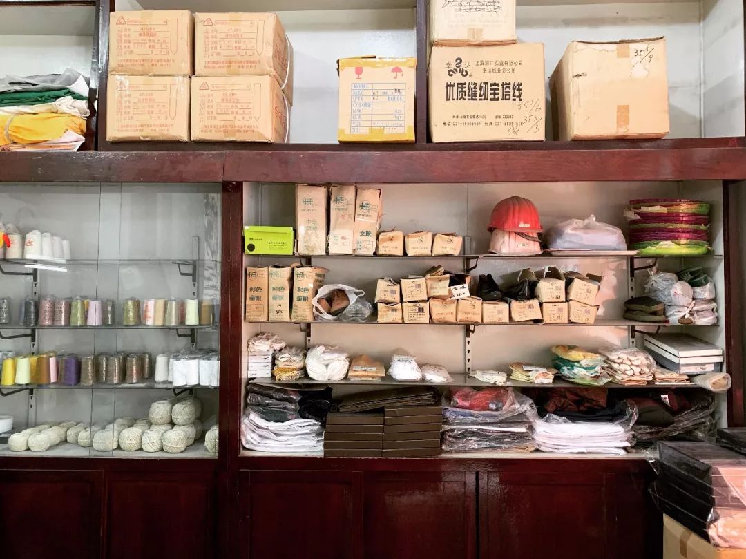 店里无论是陈列还是售卖的商品依然像八九十年代的国营商店坐在玻璃柜