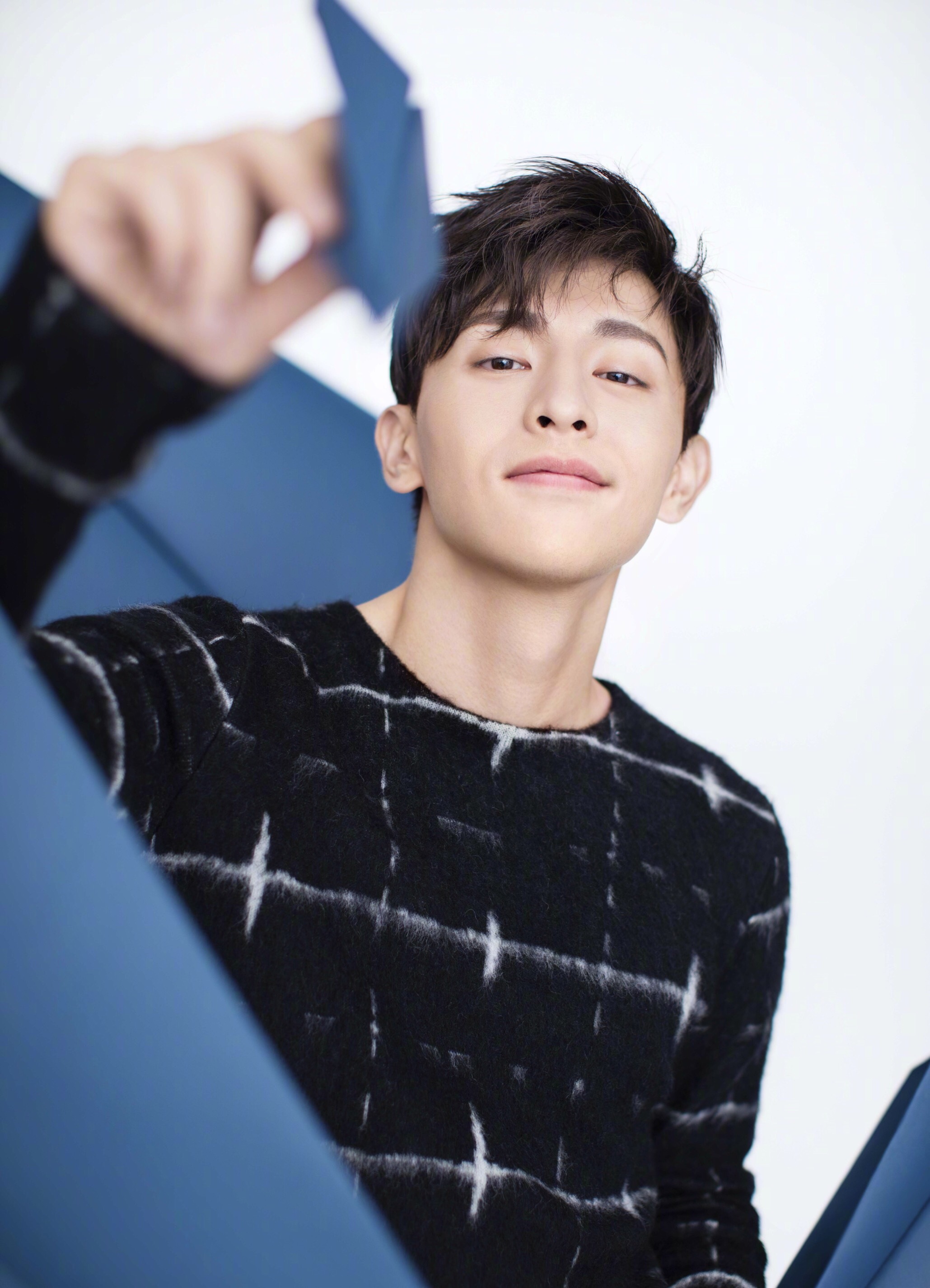 邓伦小号被扒与前女友亲密照流出感情丰富被网友吐槽