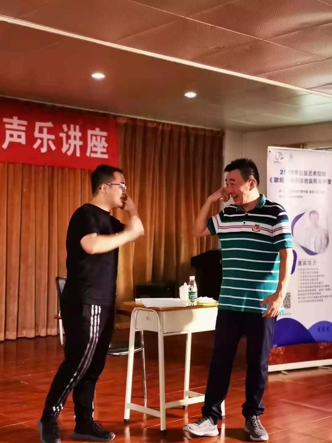 乔老师指导我市歌舞剧院青年歌手何俊轩和刚入围全国金钟奖决赛的我市