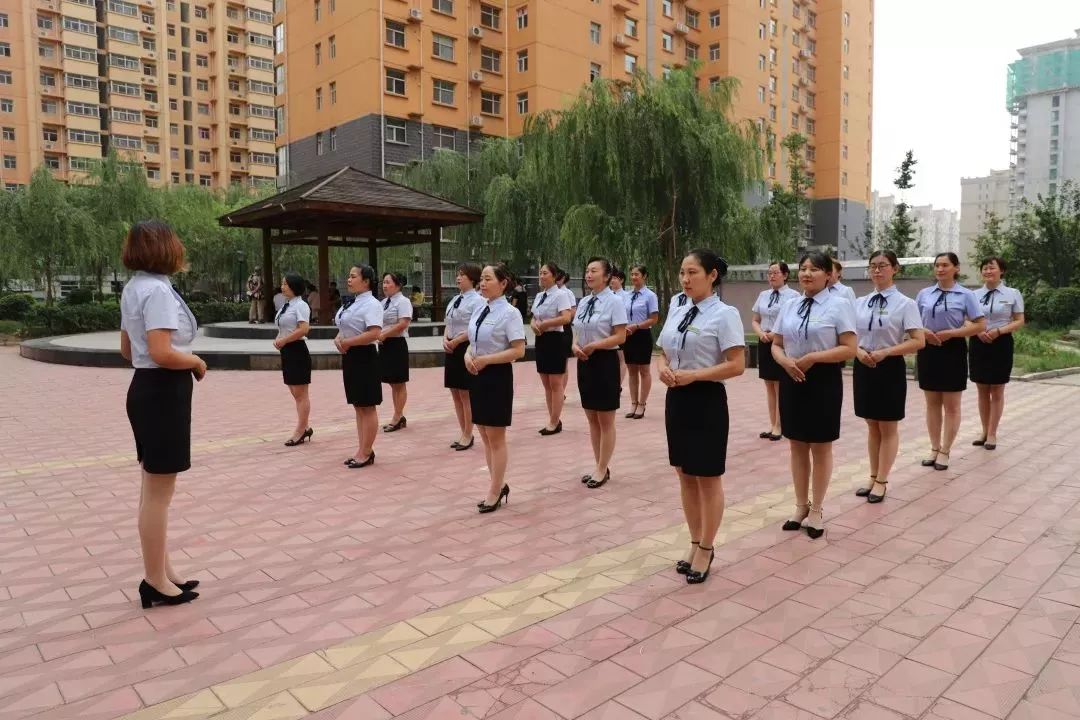 并从学员们的站姿,蹲姿,手势,鞠躬,指引等多方面讲解服务礼仪