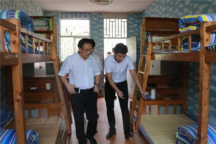 注重卫生细节营造良好环境西山学校开展环境卫生大检查