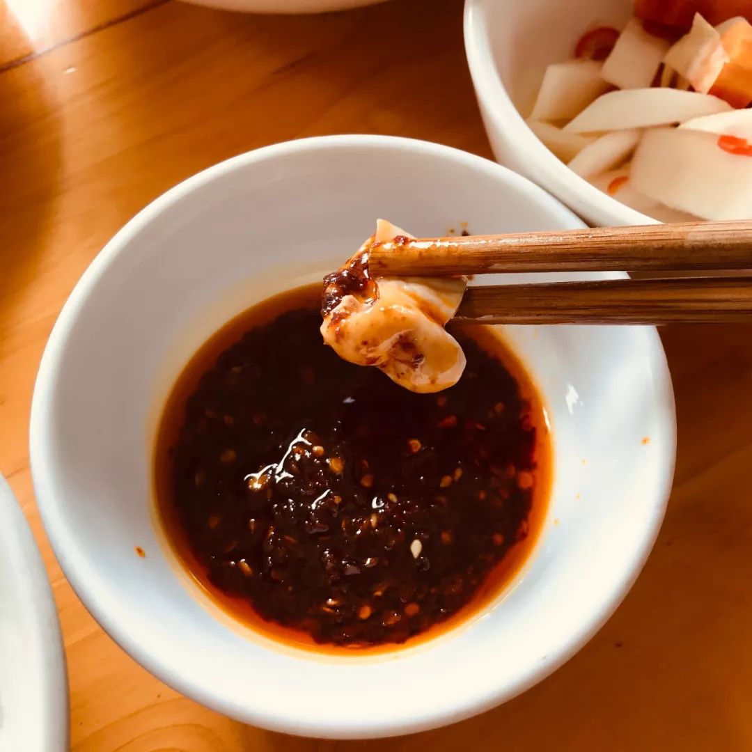 肠柔韧q弹的口感,吸收了用大骨和鸡肉熬制出的高汤的鲜,混合特制蘸料