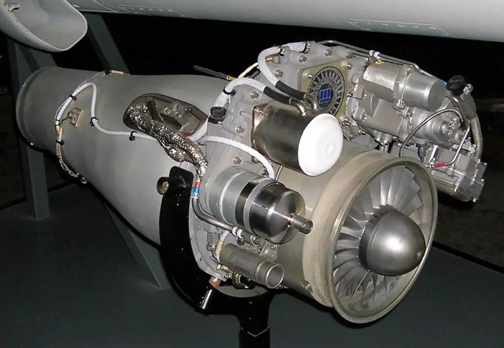 f117pw100涡扇发动机图片