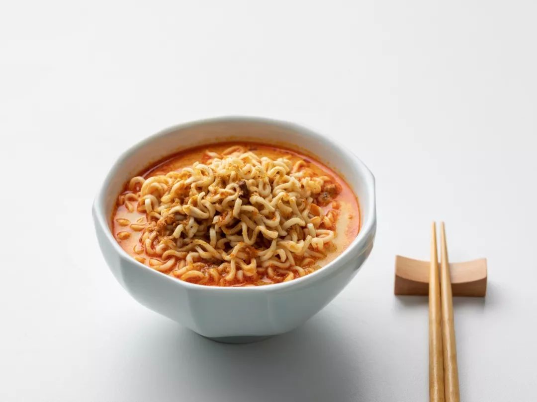 喝的第一口汤,小编就被惊艳到了,甜,咸,辣,鲜,香,一碗泡面里居然有