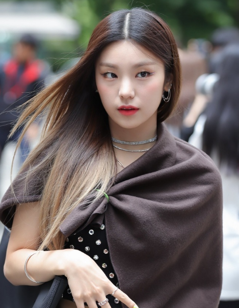 出道后第一次披散头发迅速登韩网热议她果然是jyp的秘密武器