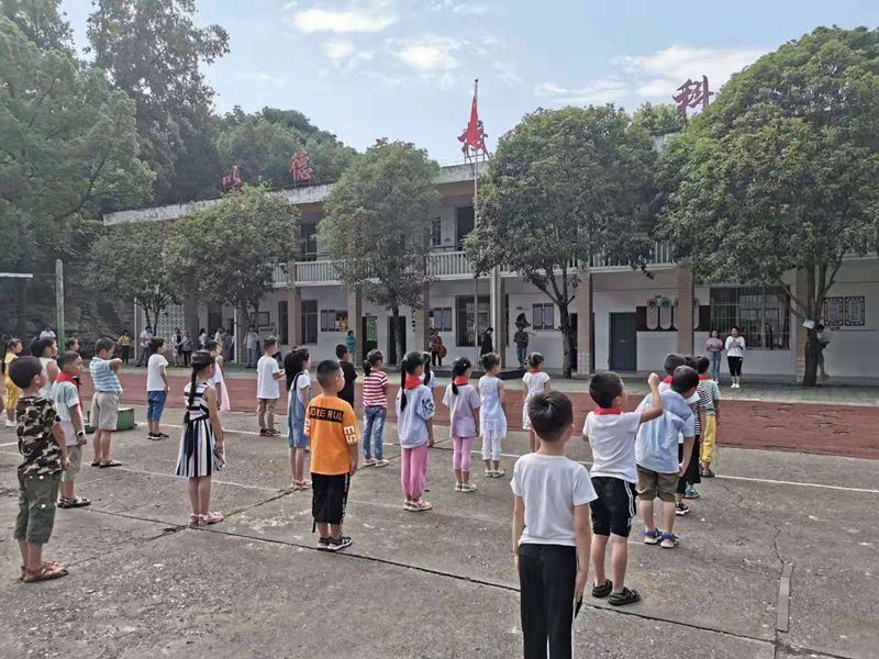 南津关小学的红领巾们宣言垃圾分类我践行