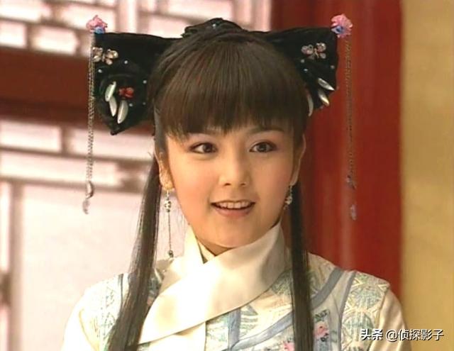 《青天衙门2》中冼色丽扮演锦秋格格,她是家中的独生女,从小集万千