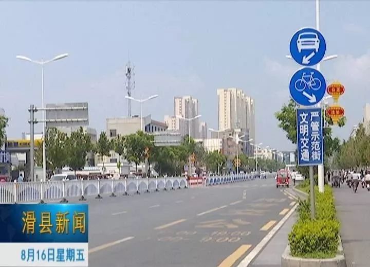 我县城区有了分流岛车道宽阔又顺畅