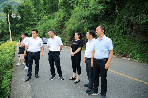 晴隆县六枝特区贯彻落实李邑飞部长指示精神座谈会在长流乡召开图文