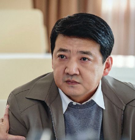 沙溢饰演乔卫东,虽然离婚,但依然对前妻和女儿非常照顾.