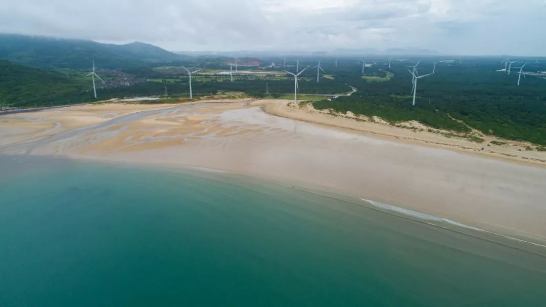 路继续前行的第一个右拐入口,其实还可以更近距离的到达这一片海滩