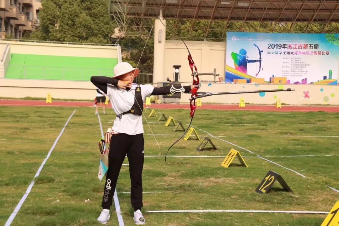 在中学组女子个人淘汰赛中,我校许婷同学成功挺进决赛,经过紧张激烈的