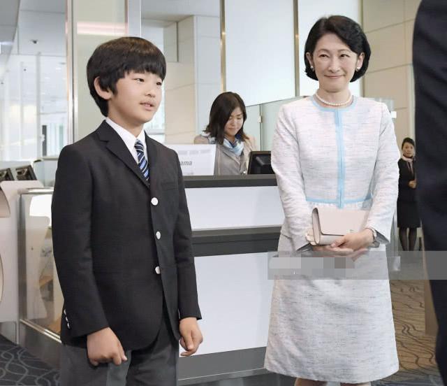 原创日本皇室独苗13岁小王子访问不丹穿西装亮相有点萌没有巴伦帅