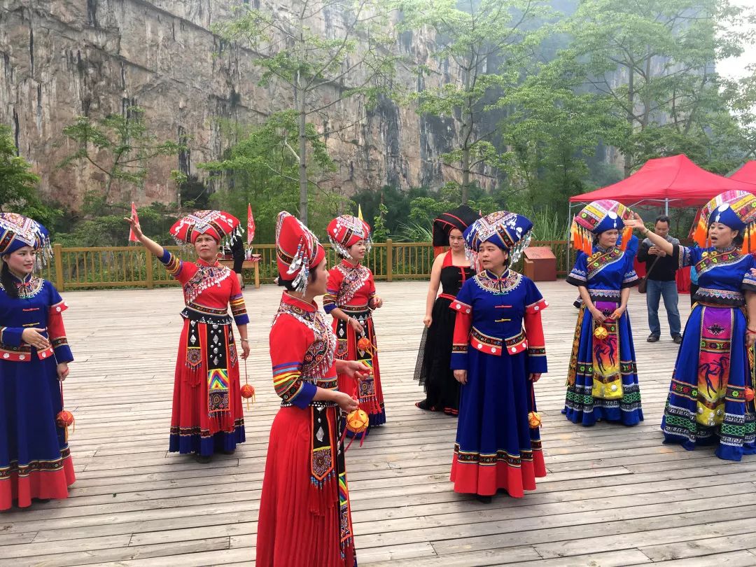 端上一杯迎客酒,在古码头,阿妈们唱着迎客歌,典型壮族风情传统古村落.