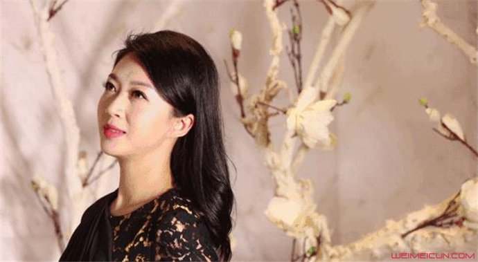当时毛瑞出现在中国式相亲的舞台上面,几位男嘉宾立刻就坐不住了,甚至