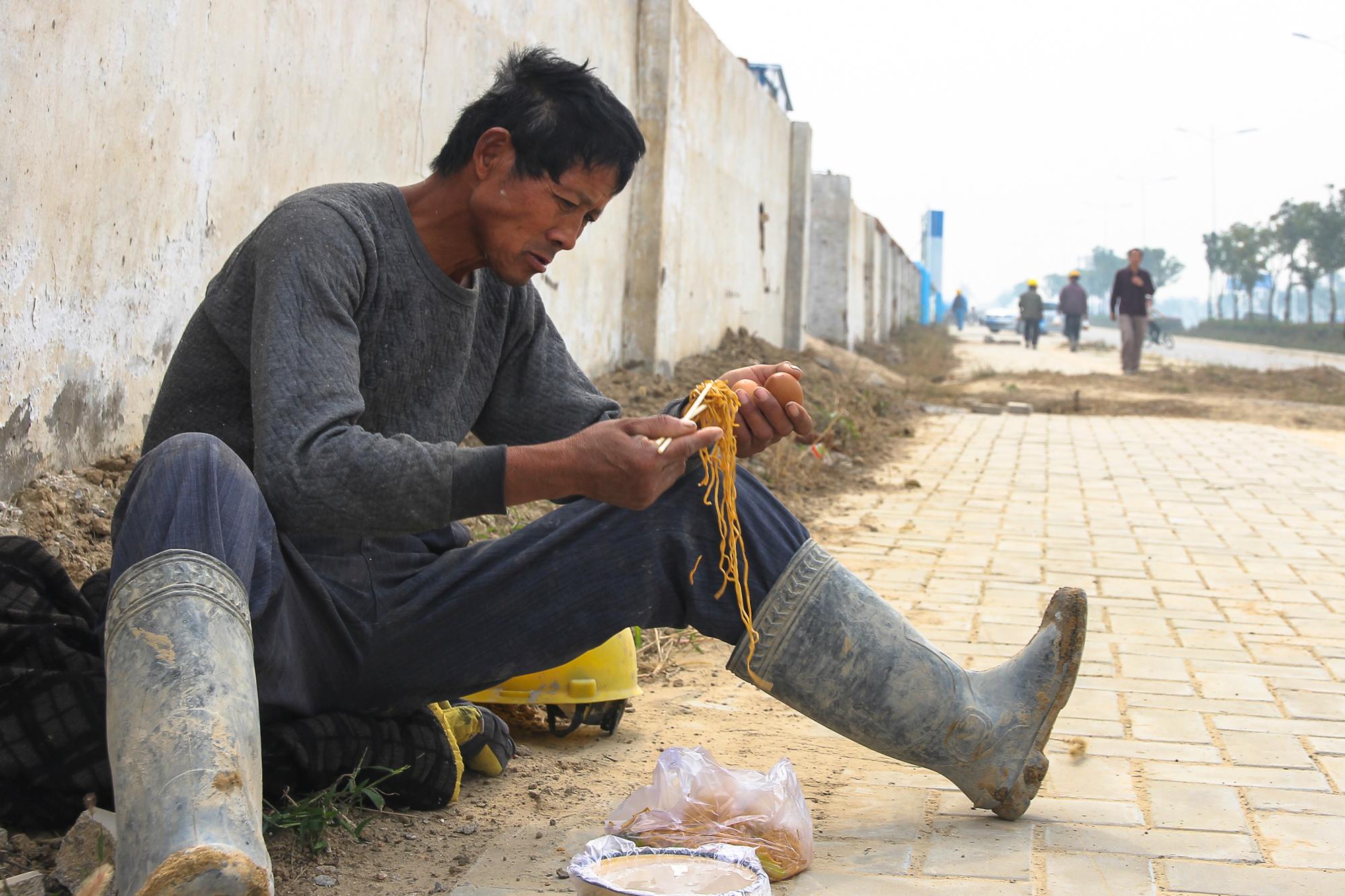 做饭,把饭加点水热一热就是一顿饭,比起上班族来说农村生活要艰苦许多