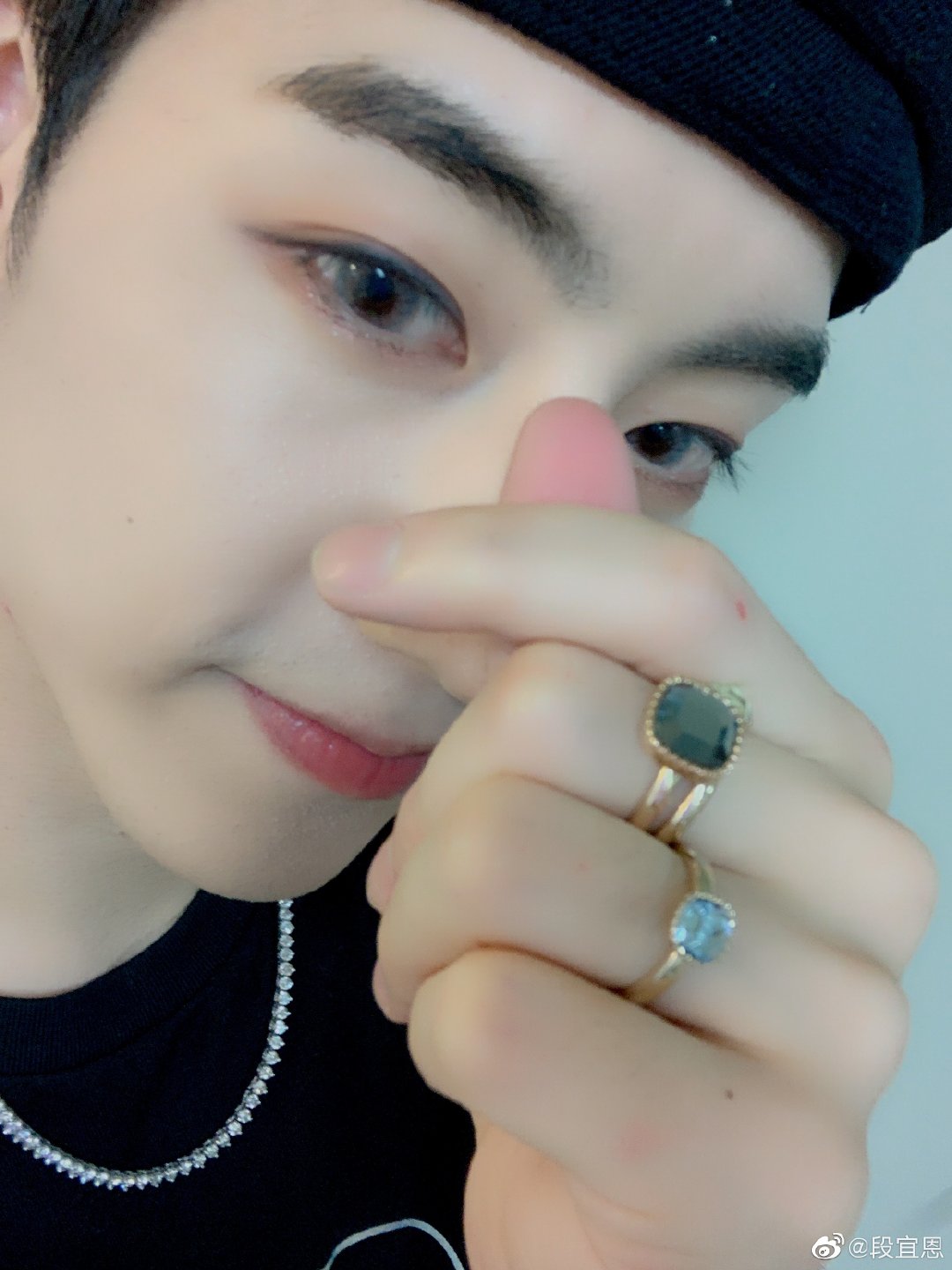 开博一周年有福利!贝雷帽美男段宜恩自拍四连请接收