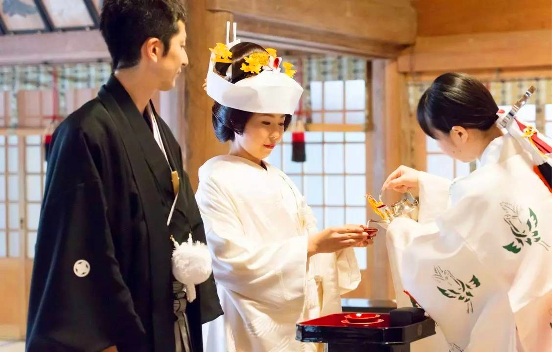 直击日本传统婚礼全过程男女双方要喝339次交杯酒表心意