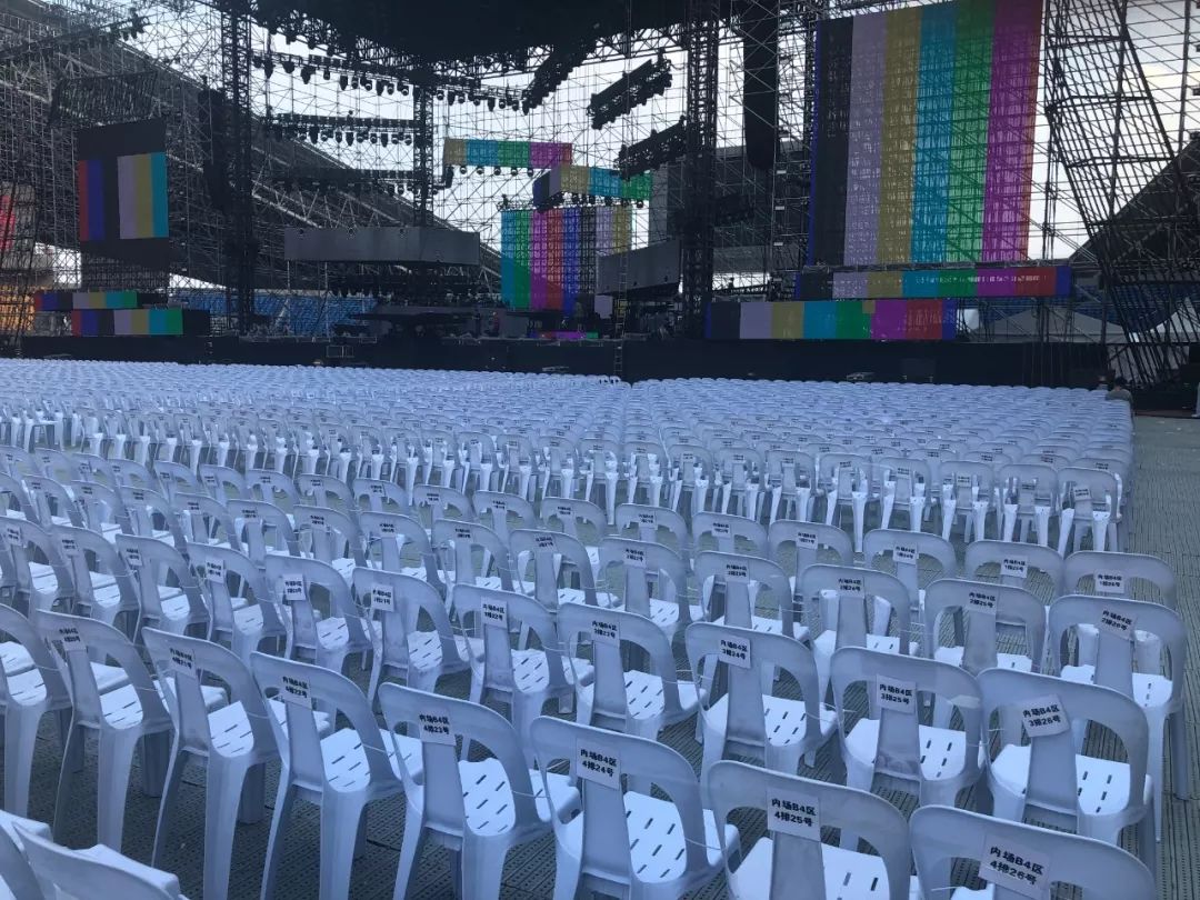 内场舞台等的搭建布置情况8月16日,场馆中心召开林俊杰演唱会工