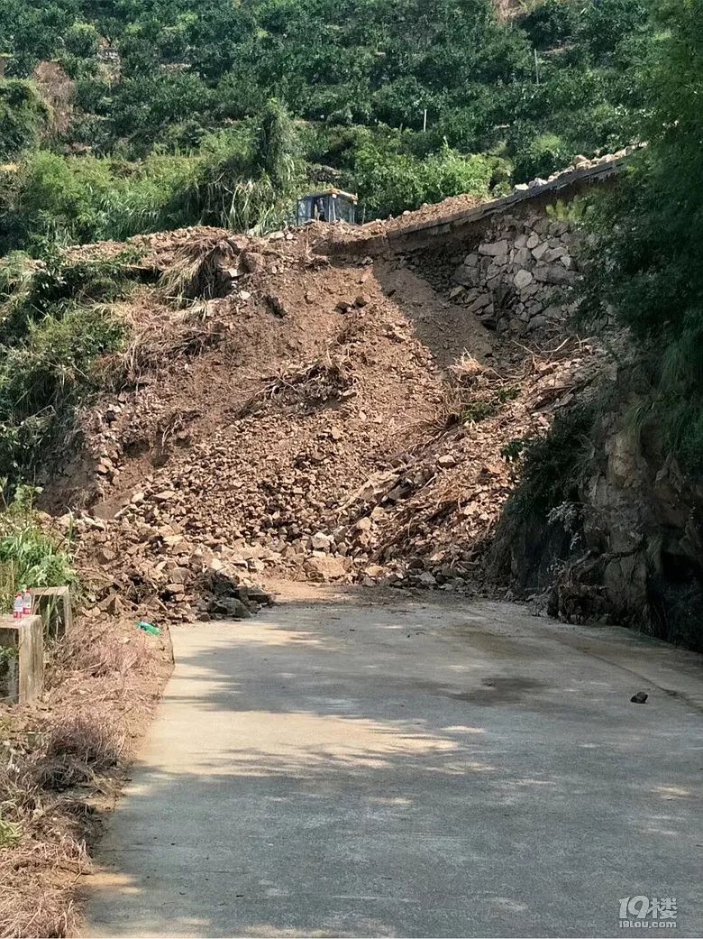 农村道路塌方图片图片