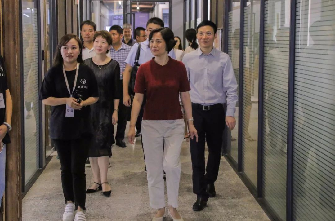 随后,胡素文一行来到武汉客厅实地参观了慕金文岸,古玩城,汉口茶市