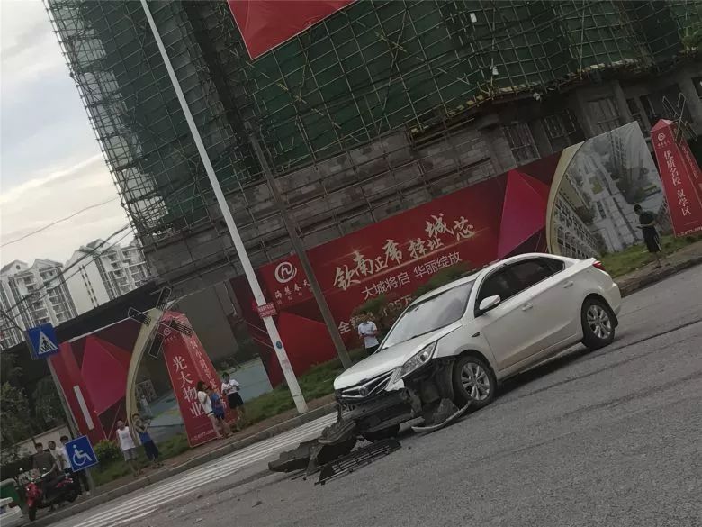 大单!钦州两车相撞,"神车"五菱被撞翻,伤亡不详