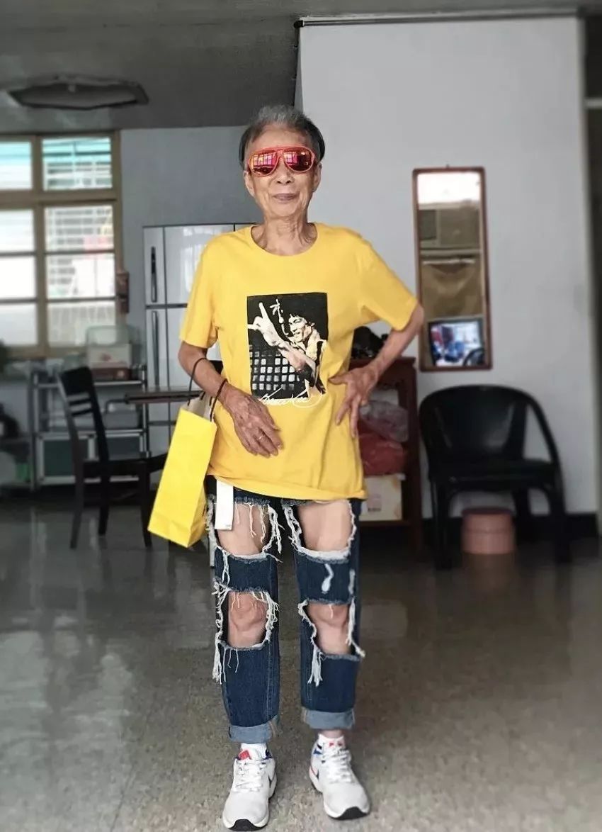 91岁当上穿搭博主88岁变成搞怪表情包当代硬核奶奶生