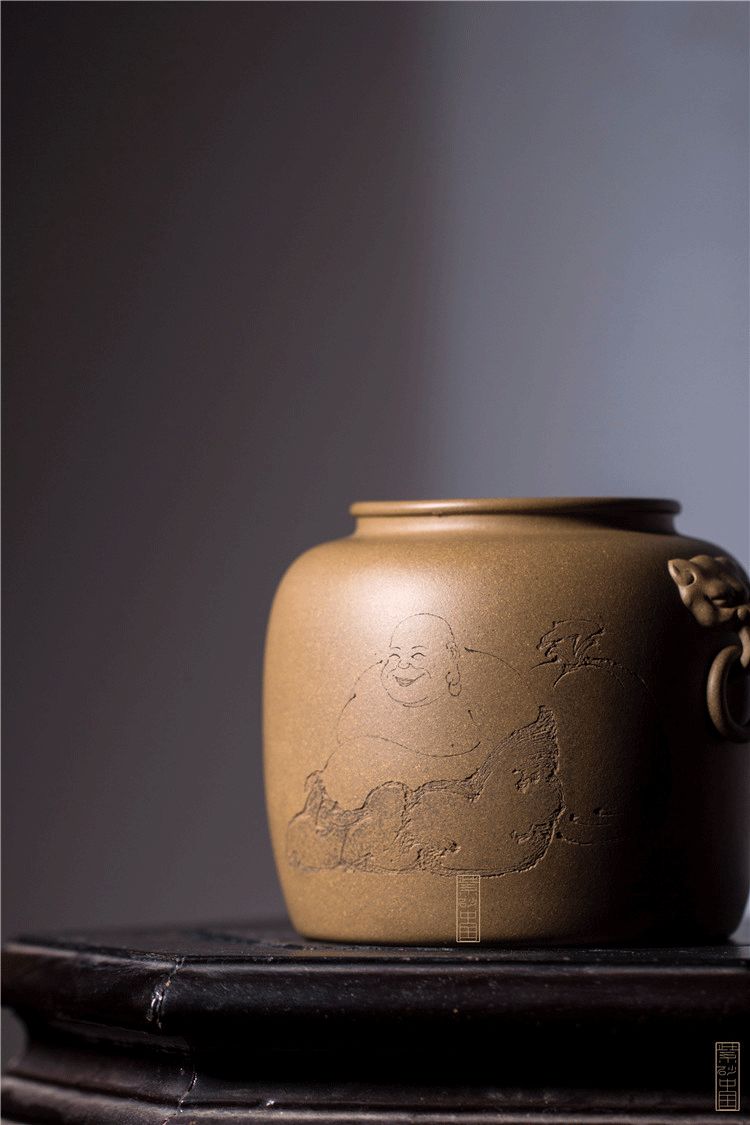 罐身装饰,画面细致入微,形态传神,精雕细琢不落俗媚,刻刀似微风细雨轻