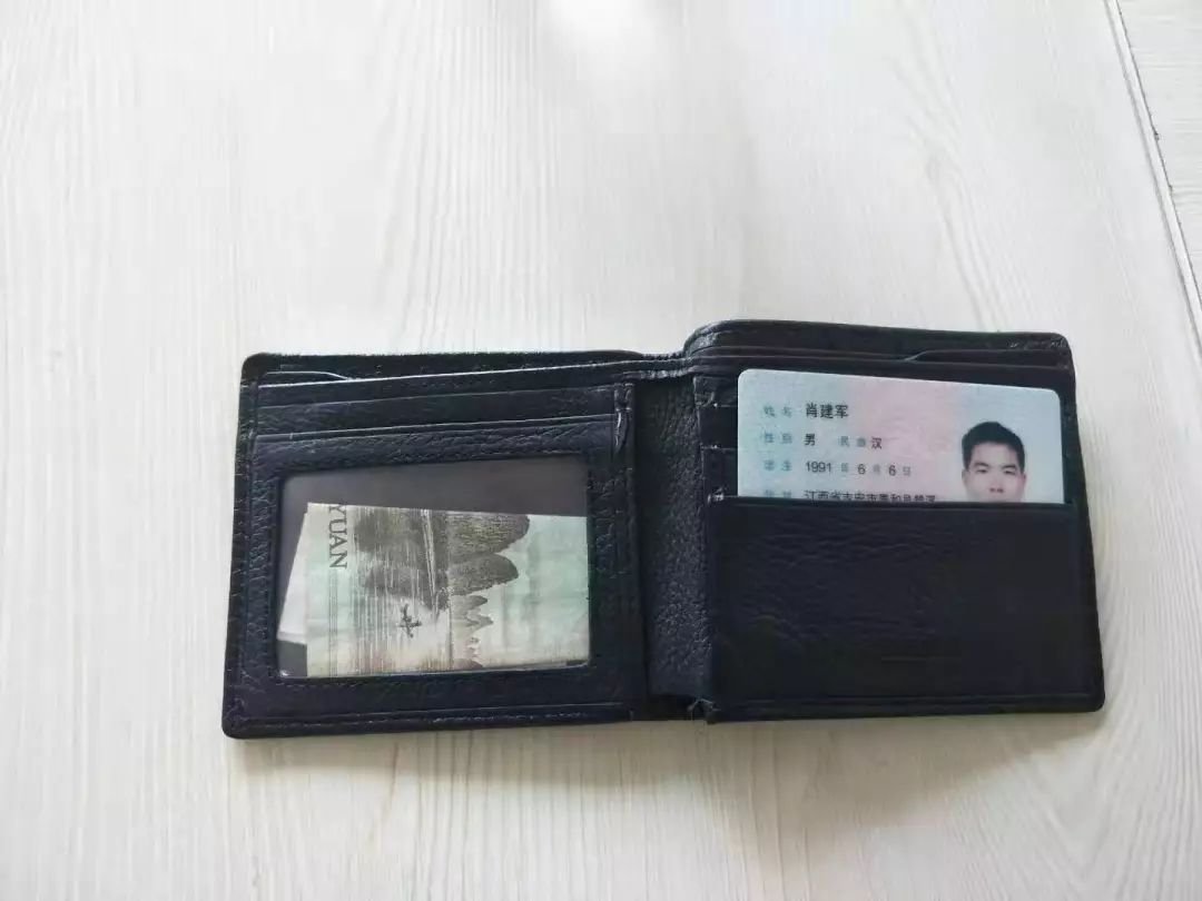 男孩捡到钱包交给交警叔叔,为这个拾金不昧的好少年点赞!_吉安