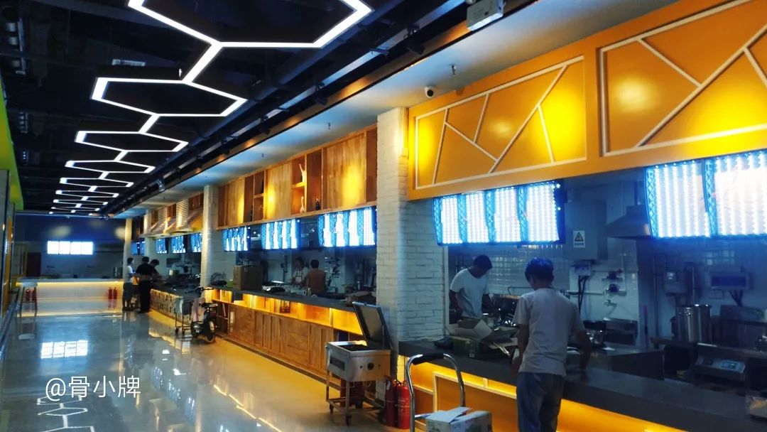 郑州商学院以白色和原木色为主的桌椅,在这样优雅整洁的环境里,或安静