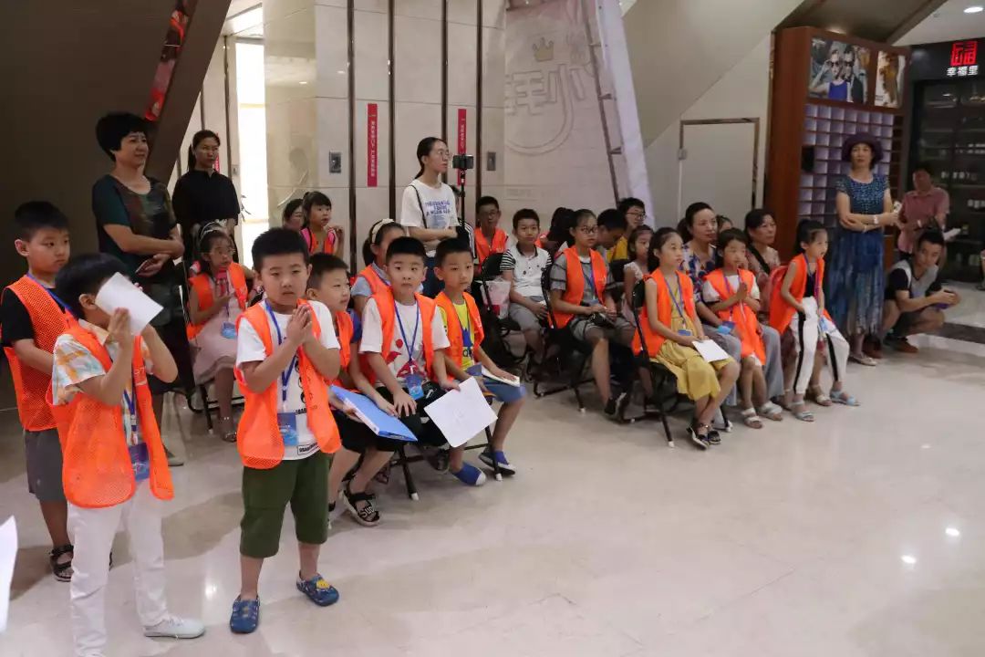 站上高台面向观众看897小主播们大变样