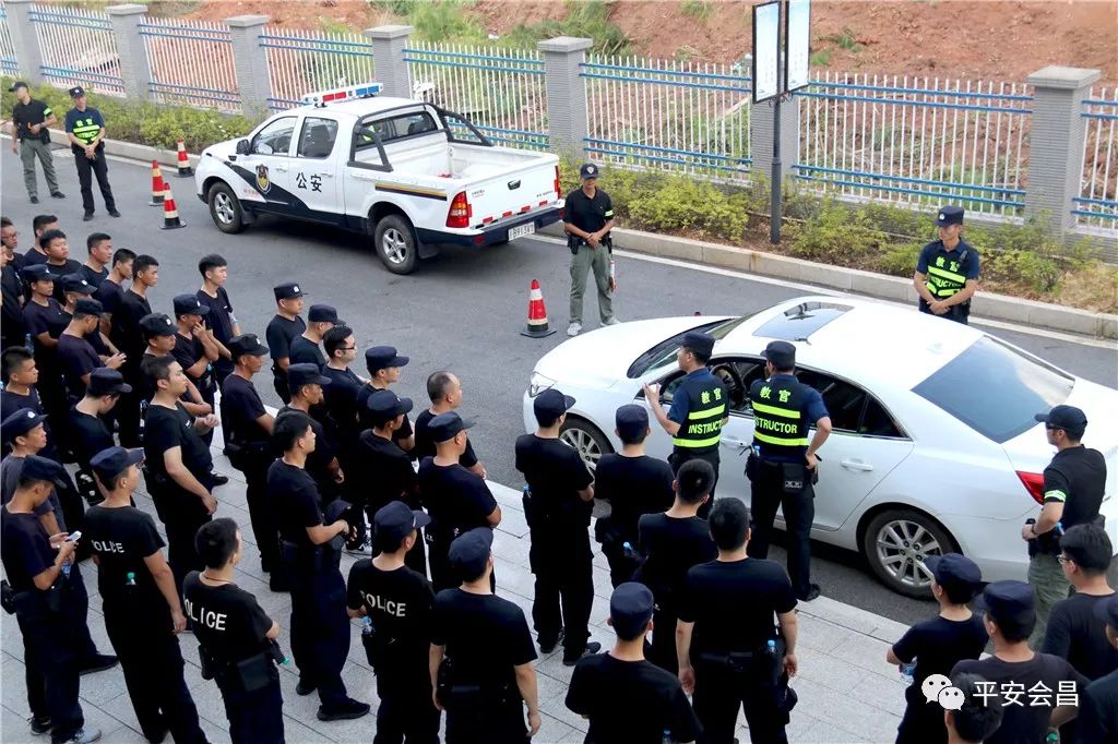 一辆轿车被几十名民警包围大行动原来