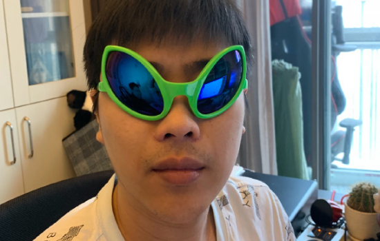 卢本伟戴青蛙绿墨镜画风格外清奇网友开哥颜值又高了