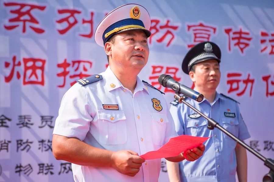 冰,海陵区副区长,消防安全委员会常务副主任,公安海陵分局局长费志民