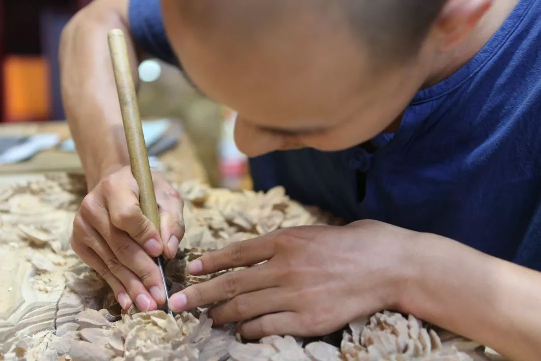 探寻东阳中国木雕城里的木雕手艺人