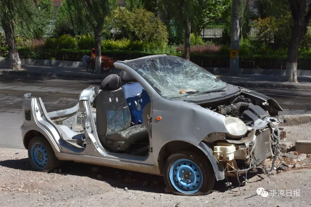 平凉街头这些路边僵尸车还要停多久