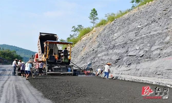 目前南向6公里的路基已經基本完成,現在正進行水穩層施工