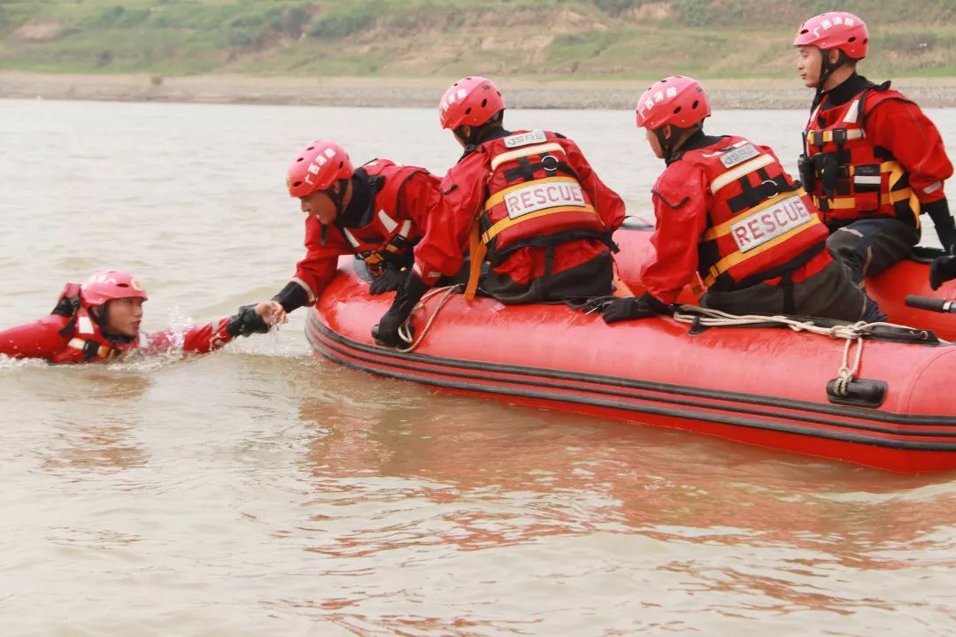 镜头六:皮艇翻船自救操桂平中队在出动过程中,因操作不当,1艘橡皮艇